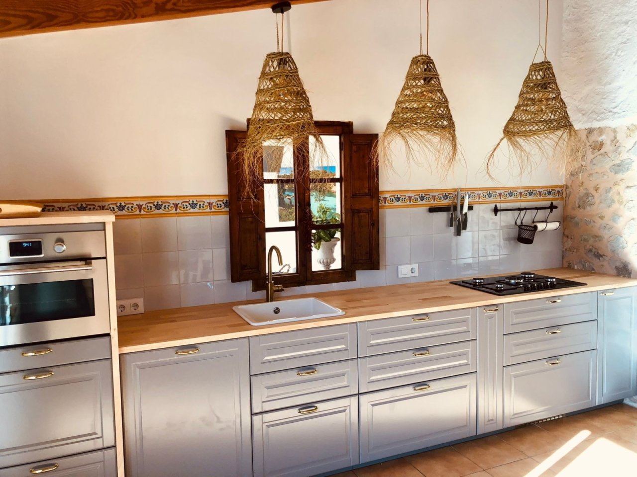 Cocina equipada de alta calidad con encimera de madera natural y electrodomésticos modernos Cocina equipada de alta calidad con encimera de madera natural y electrodomésticos modernos