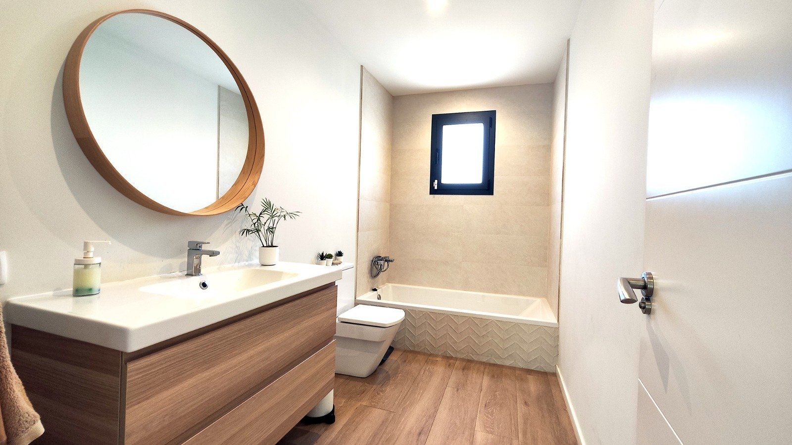Baño moderno con equipamiento de alta calidad y distribución práctica del espacio Baño moderno con equipamiento de alta calidad y distribución práctica del espacio