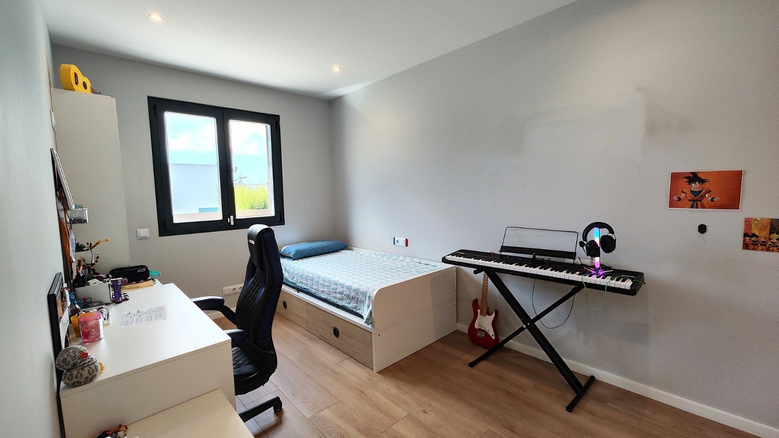 Habitación juvenil con funcionalidad óptima y claraboyas luminosas Habitación juvenil con funcionalidad óptima y claraboyas luminosas
