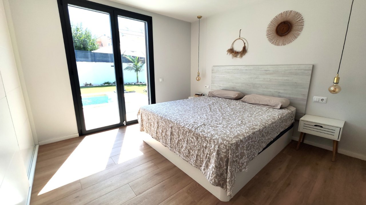 Dormitorio principal con acceso directo a la terraza y aire acondicionado Dormitorio principal con acceso directo a la terraza y aire acondicionado