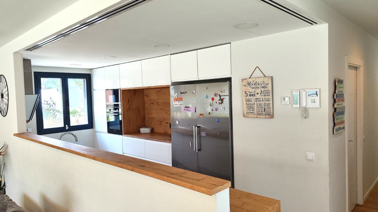 Cocina moderna con encimeras inteligentes y electrodomésticos premium Cocina moderna con encimeras inteligentes y electrodomésticos premium