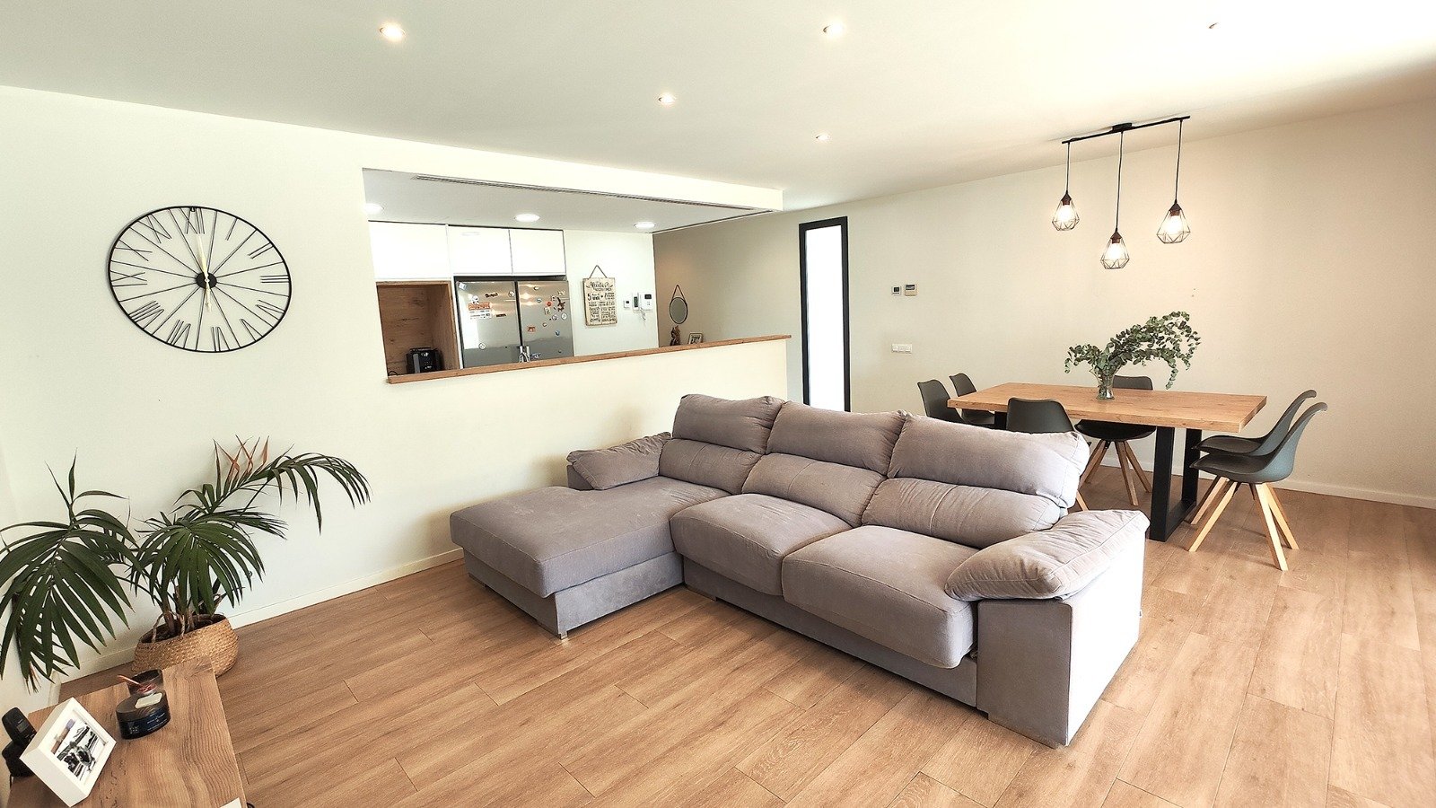 Concepto de vivienda abierta con cocina integrada y zona de comedor, perfecto para la vida moderna Concepto de vivienda abierta con cocina integrada y zona de comedor, perfecto para la vida moderna