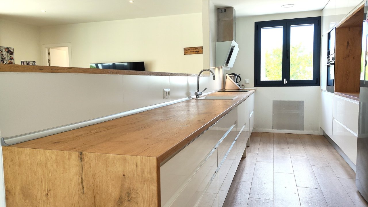 Cocina moderna con isla de trabajo espaciosa y funcionalidad óptima Cocina moderna con isla de trabajo espaciosa y funcionalidad óptima
