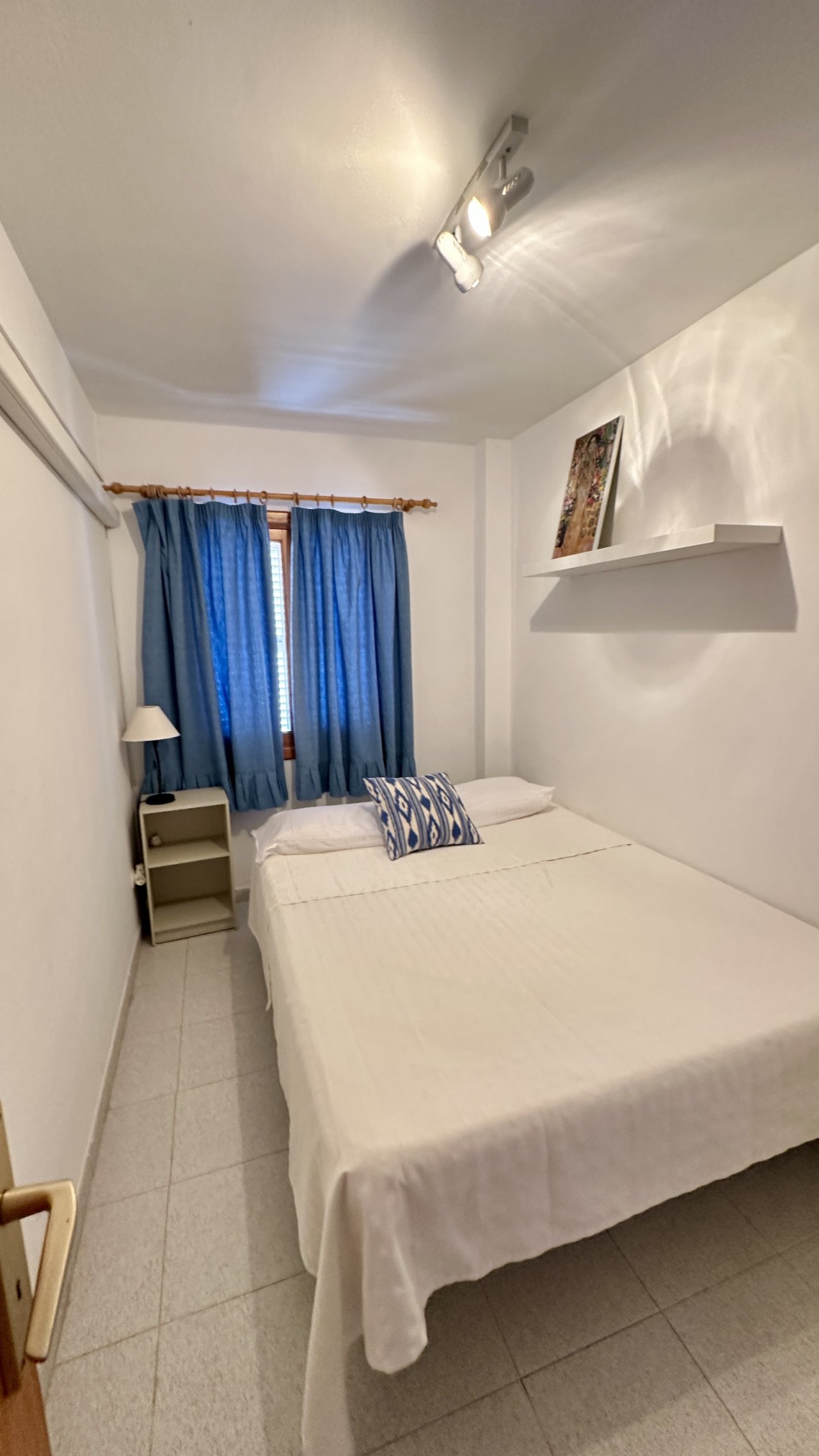 Dormitorio funcional con diseño de pared práctico y iluminación moderna en el techo Dormitorio funcional con diseño de pared práctico y iluminación moderna en el techo