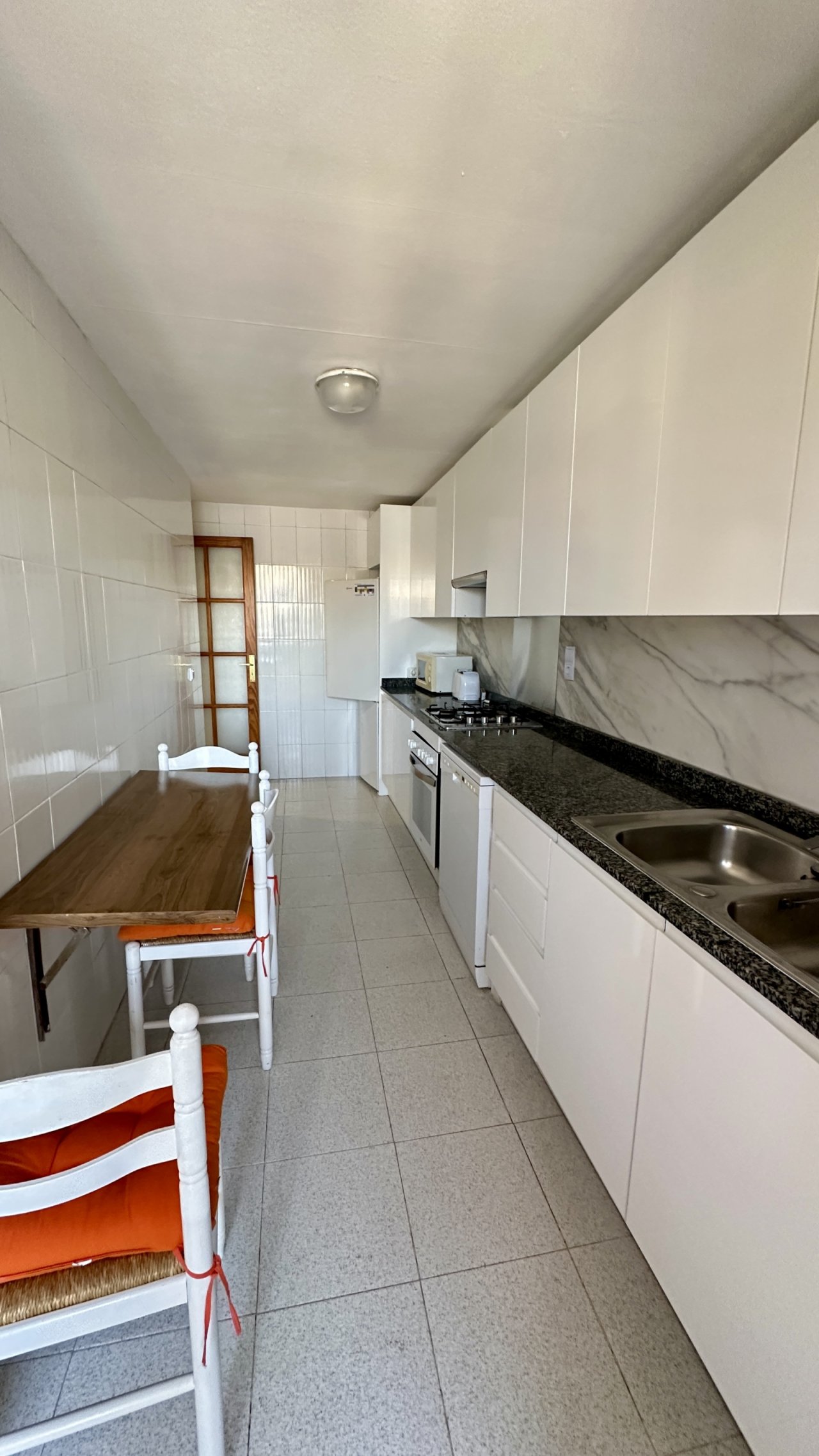 Cocina funcional de galera con superficies de trabajo de alta calidad y equipamiento completo Cocina funcional de galera con superficies de trabajo de alta calidad y equipamiento completo