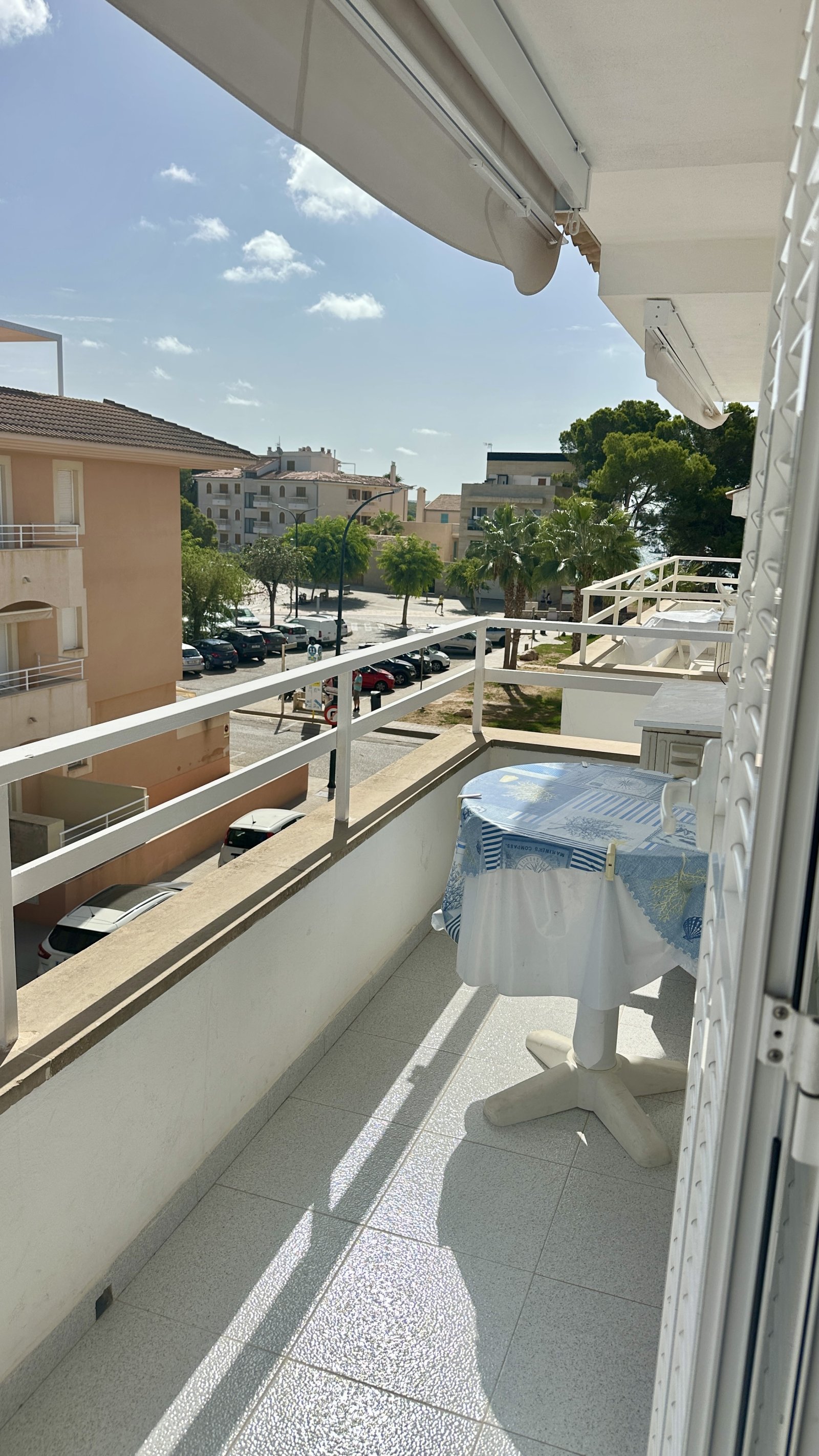 Terraza soleada con protección de toldo y espacio libre Terraza soleada con protección de toldo y espacio libre
