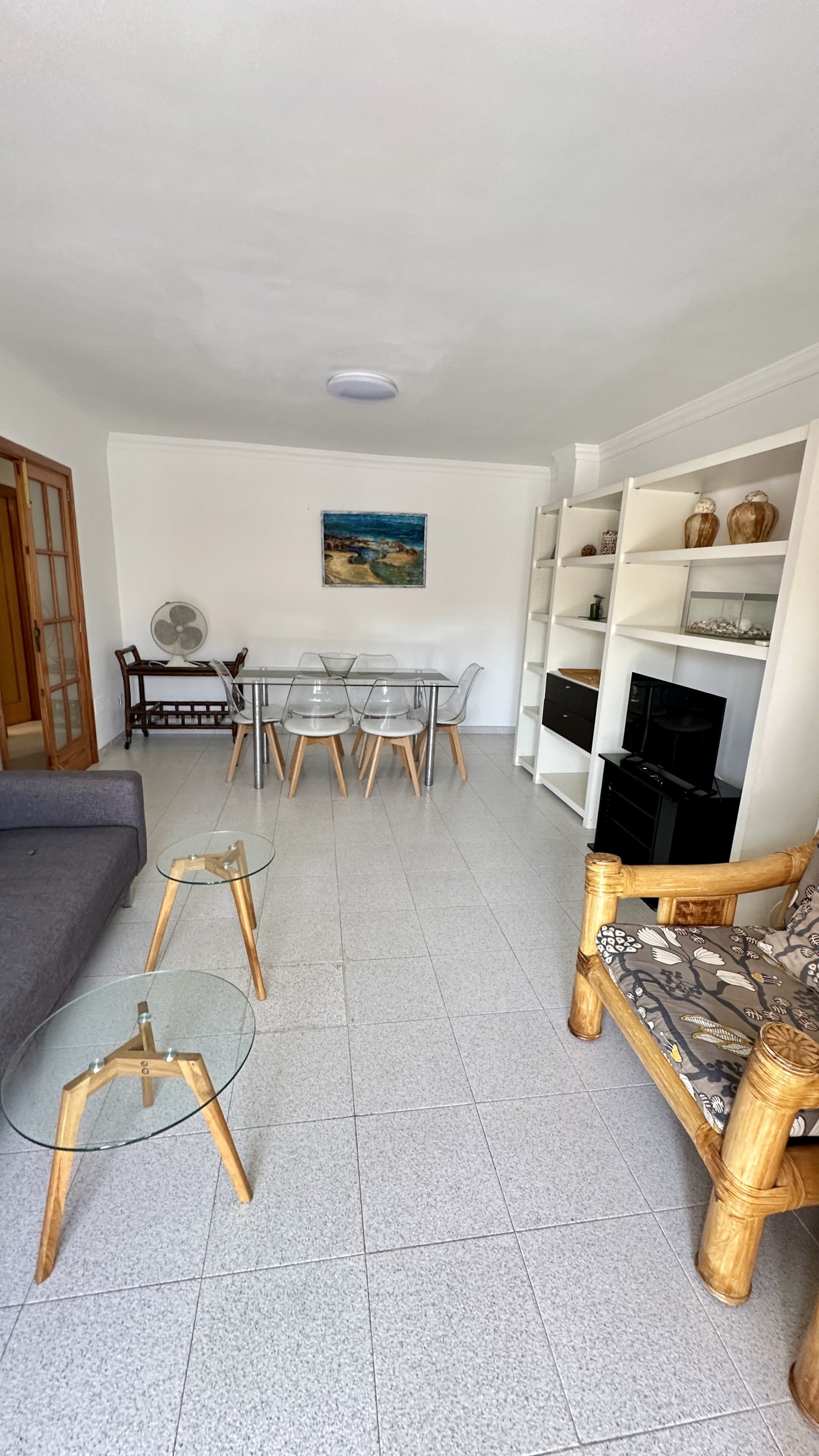 Concepto de vivienda abierto con distribución inteligente de zonas y amplias soluciones de almacenamiento Concepto de vivienda abierto con distribución inteligente de zonas y amplias soluciones de almacenamiento