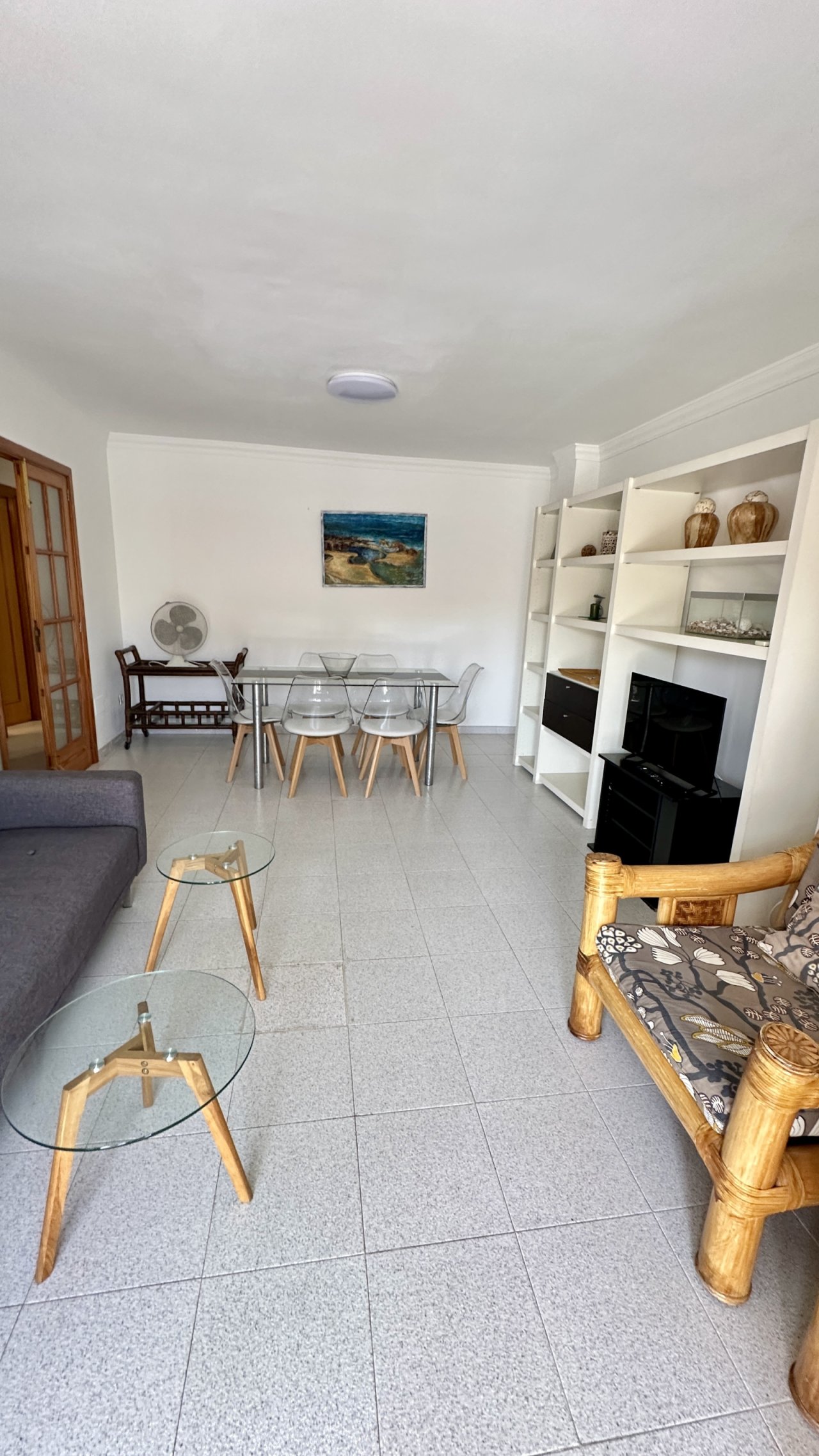 Concepto de vivienda abierto con distribución inteligente de zonas y amplias soluciones de almacenamiento Concepto de vivienda abierto con distribución inteligente de zonas y amplias soluciones de almacenamiento