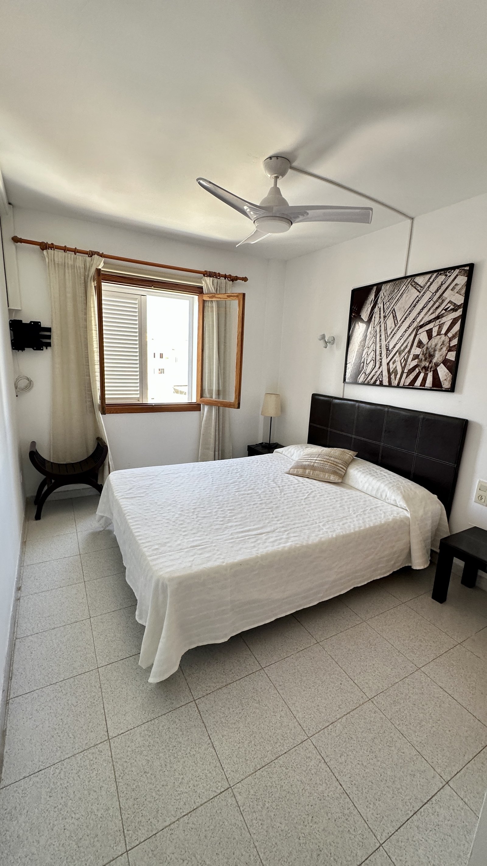 Dormitorio luminoso con ventana y ventilación práctica en el techo Dormitorio luminoso con ventana y ventilación práctica en el techo
