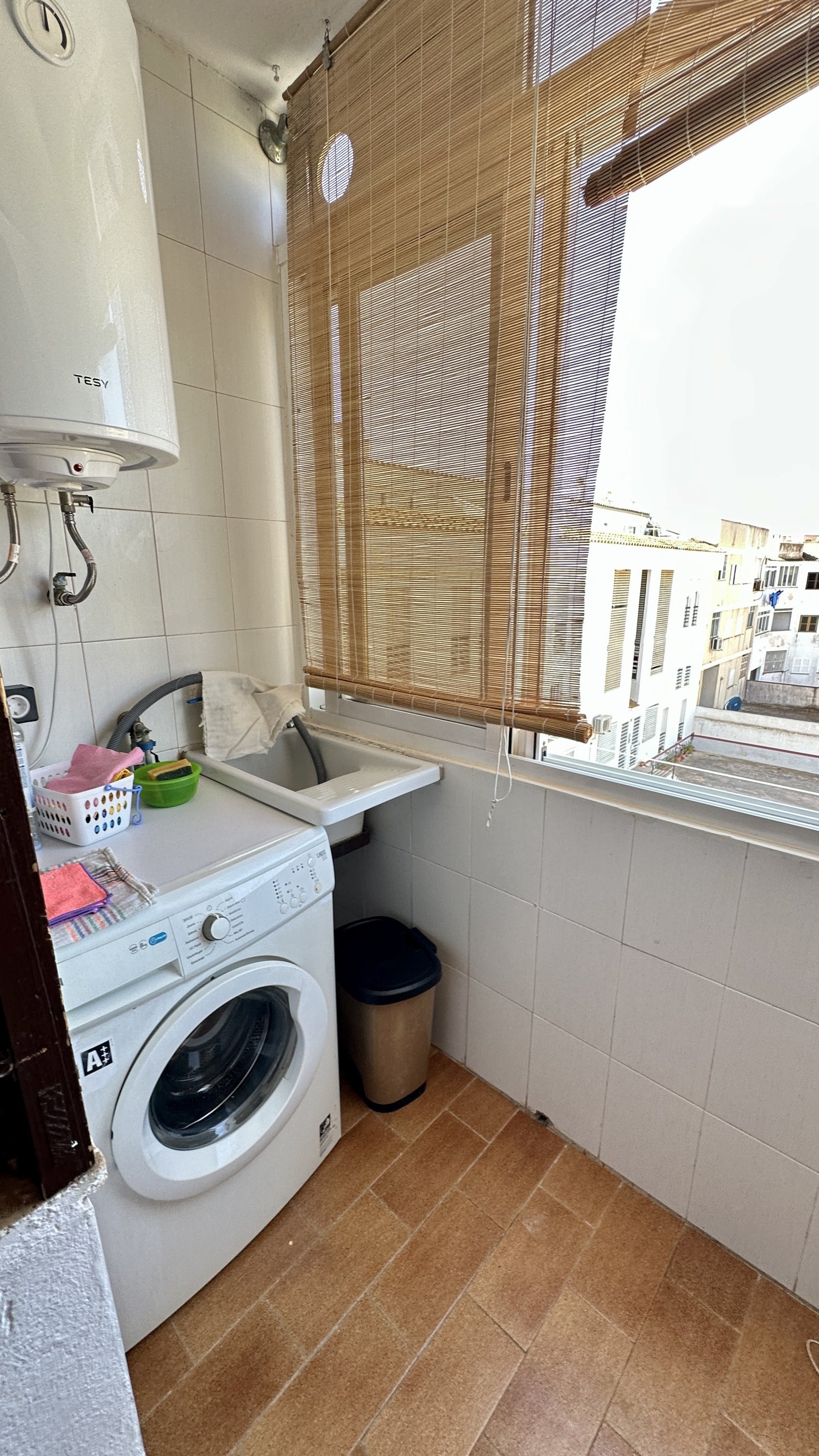 Lavadero práctico con ventana y almacenamiento optimizado Lavadero práctico con ventana y almacenamiento optimizado