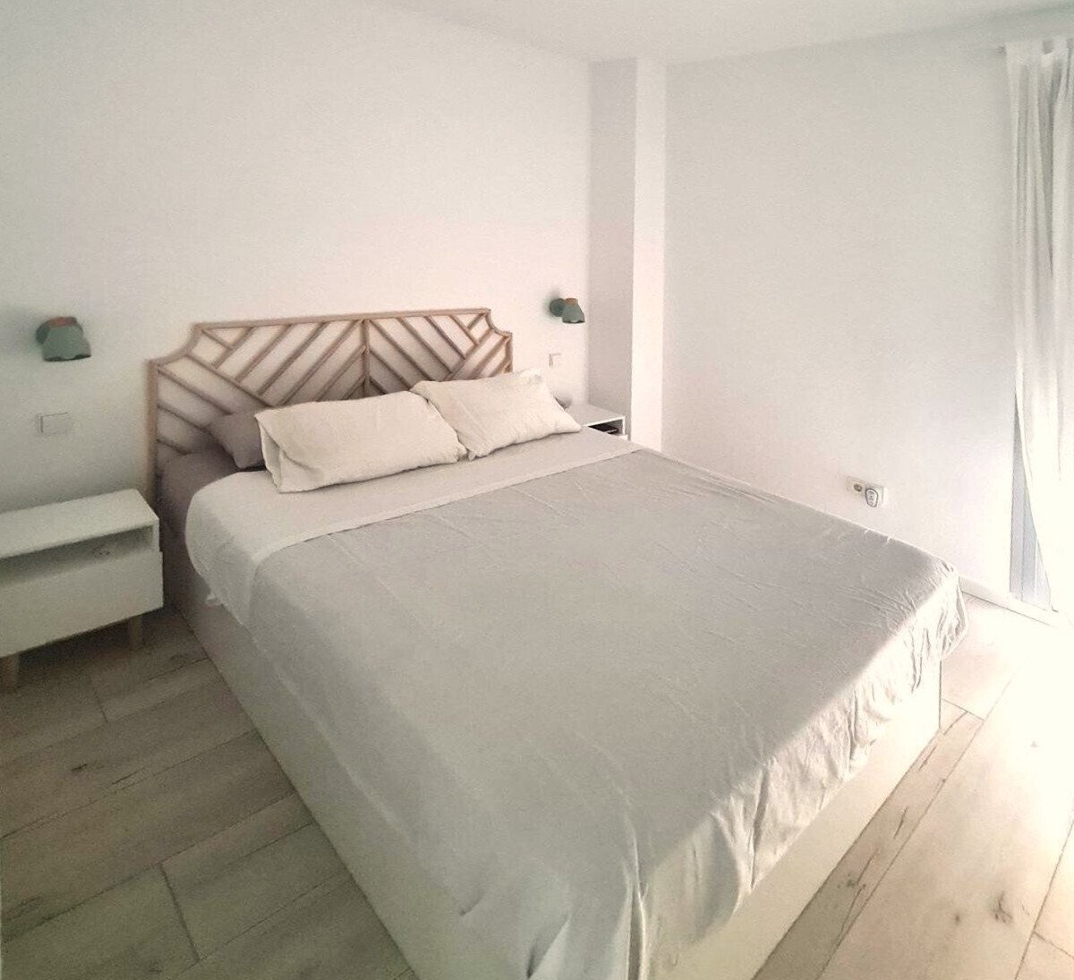 Dormitorio luminoso con fachada de ventanas y distribución bien pensada Dormitorio luminoso con fachada de ventanas y distribución bien pensada