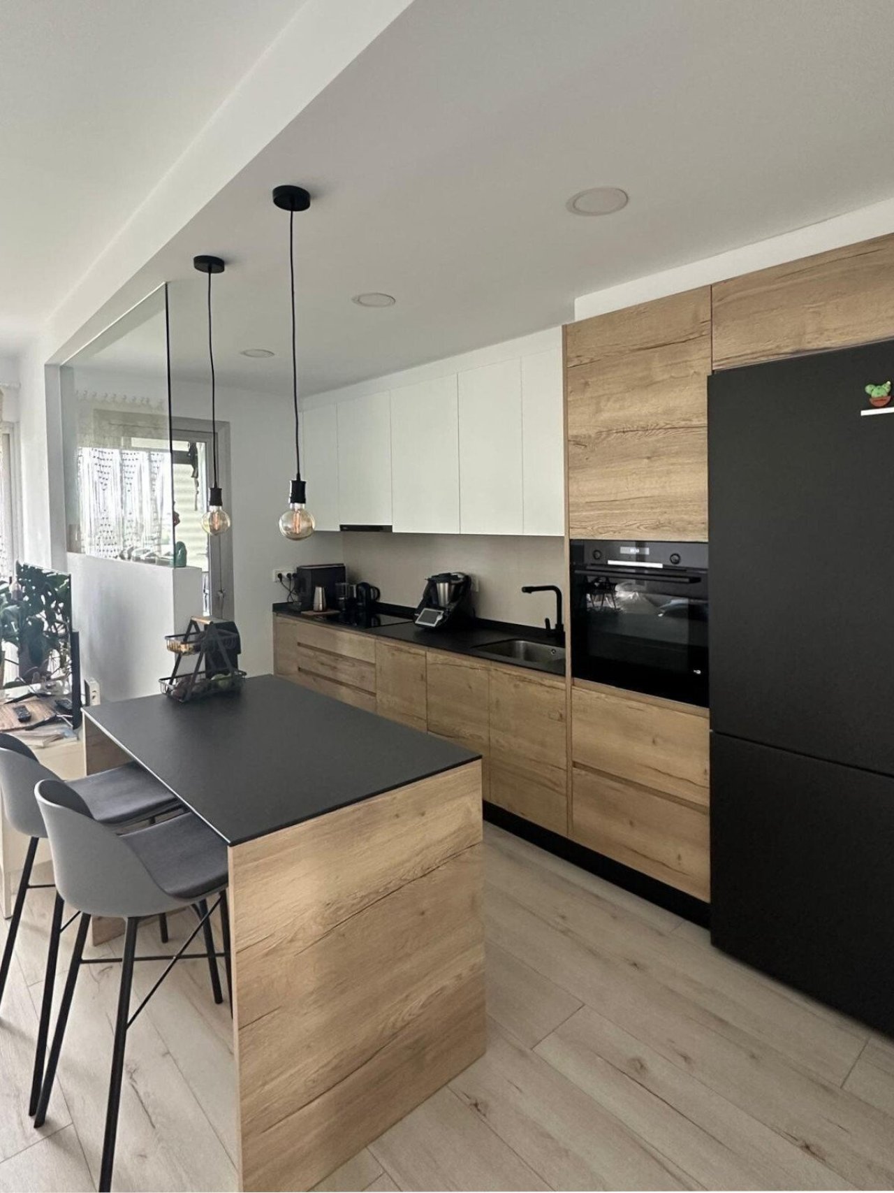 Cocina moderna con electrodomésticos integrados de alta calidad y diseño funcional del espacio de trabajo Cocina moderna con electrodomésticos integrados de alta calidad y diseño funcional del espacio de trabajo