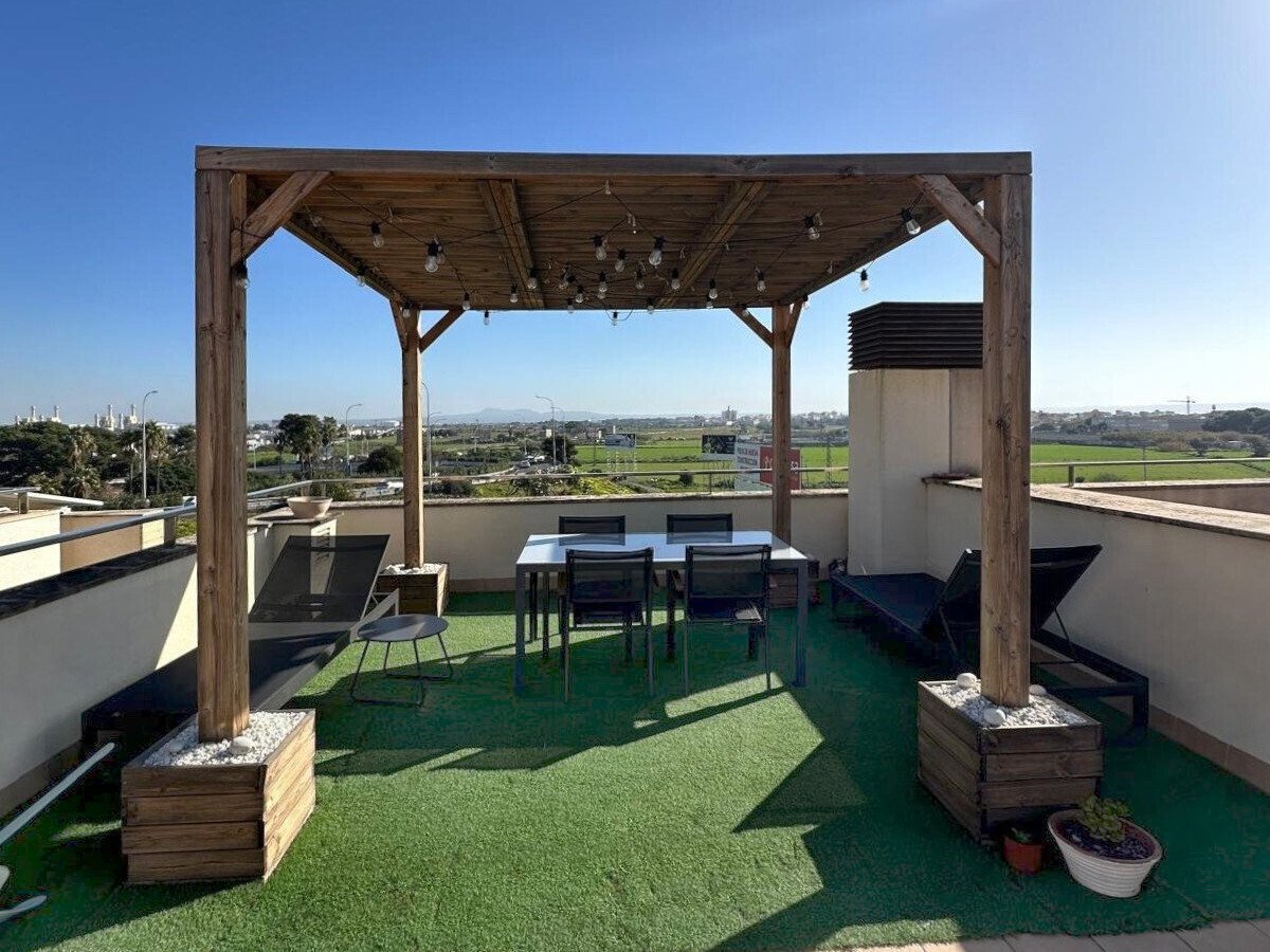 Terraza en la azotea con pérgola maciza y vista panorámica del paisaje Terraza en la azotea con pérgola maciza y vista panorámica del paisaje