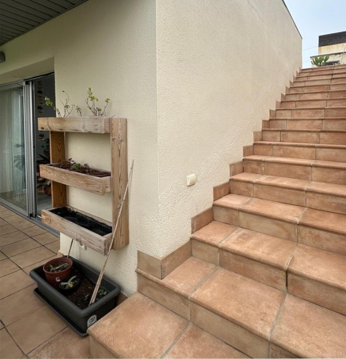 Acceso a la terraza con una amplia escalera y un nivelado de altura bien pensado Acceso a la terraza con una amplia escalera y un nivelado de altura bien pensado
