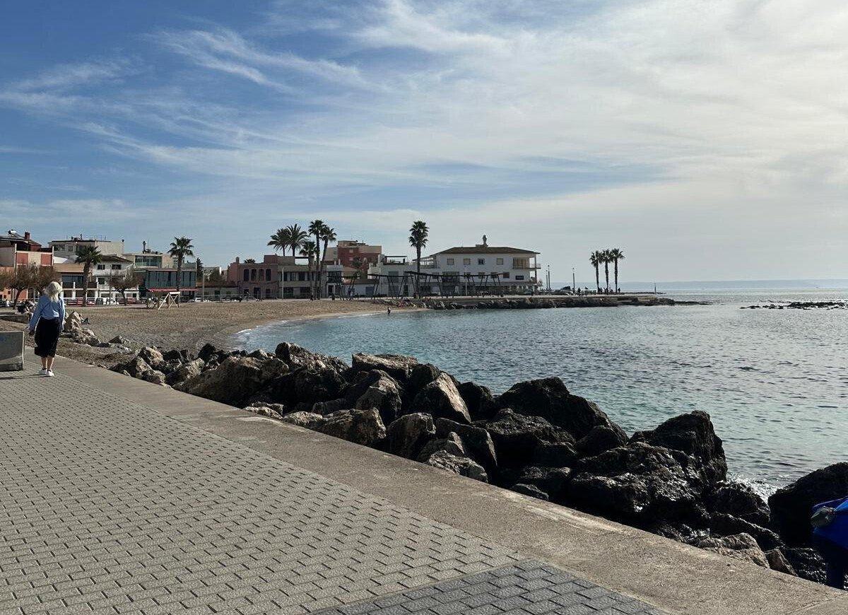 Ubicación cerca de la playa con acceso directo al mar y paseo marítimo cuidado Ubicación cerca de la playa con acceso directo al mar y paseo marítimo cuidado