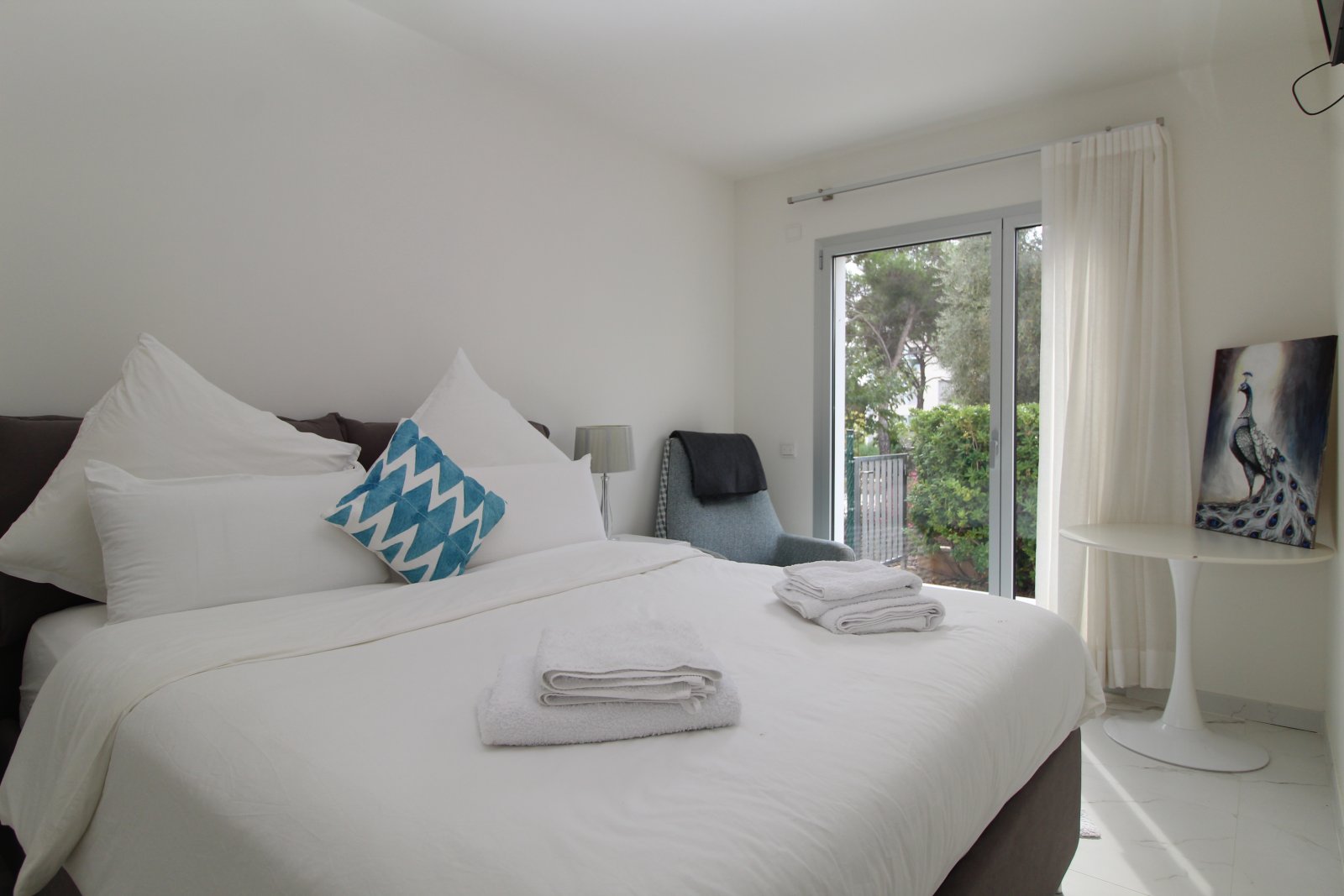 Habitación luminosa con acceso directo a un balcón y grandes ventanales