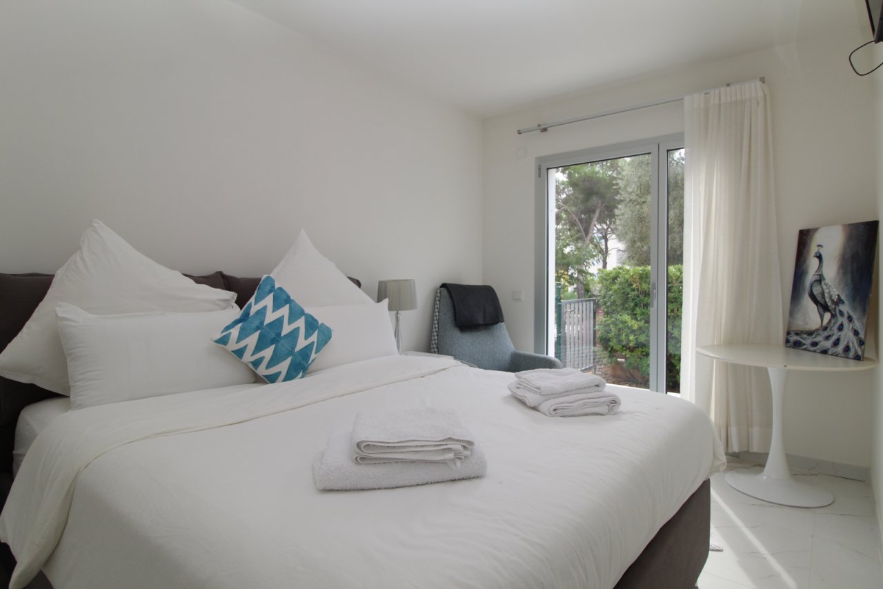 Habitación luminosa con acceso directo a un balcón y grandes ventanales