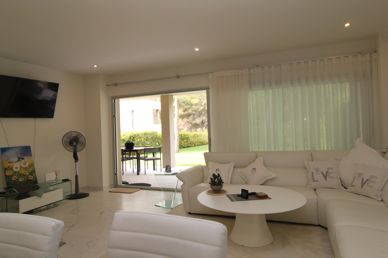 Salón con acceso directo a la terraza y equipamiento de alta calidad