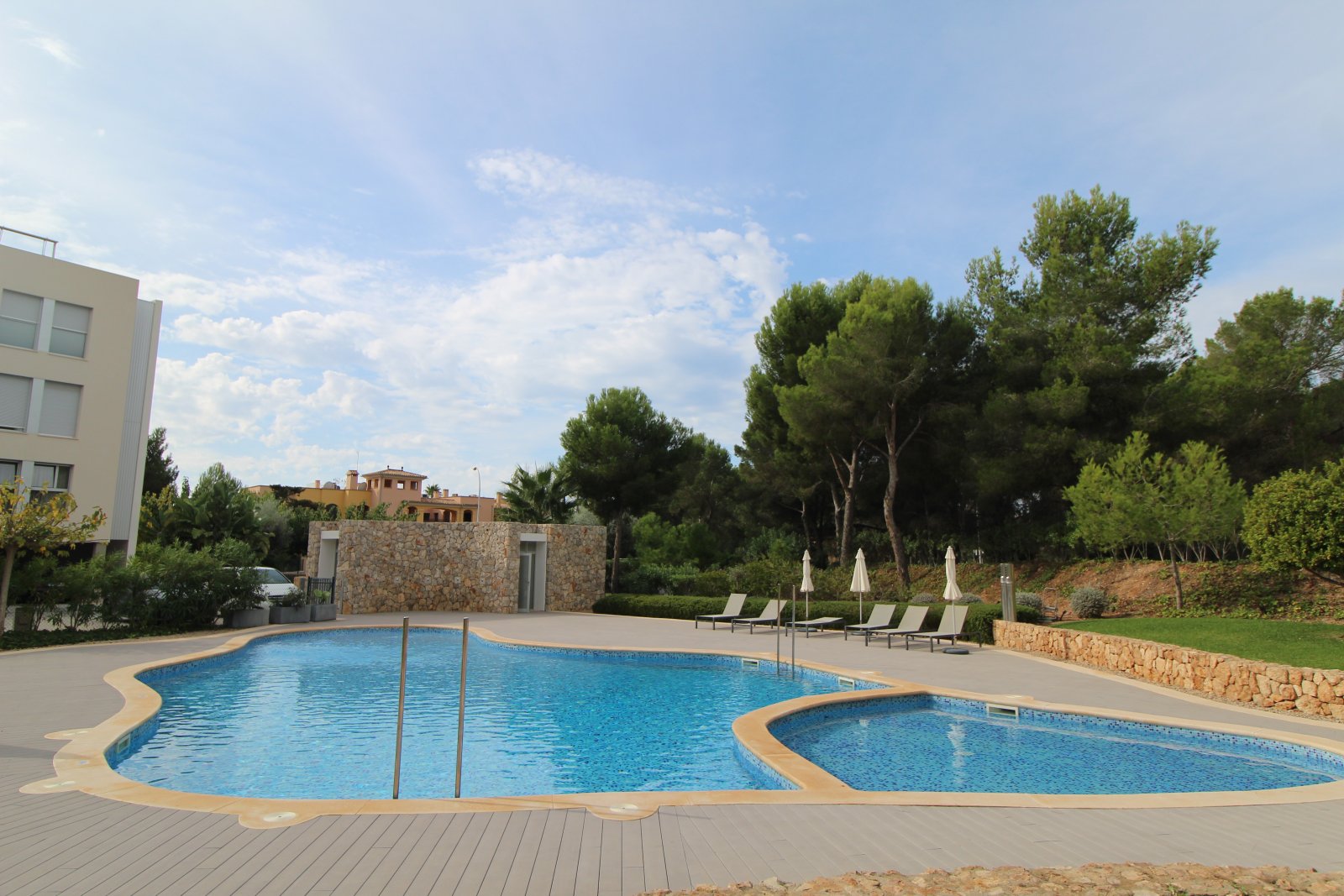 Área de piscina con equipamiento profesional y amplias zonas de ocio
