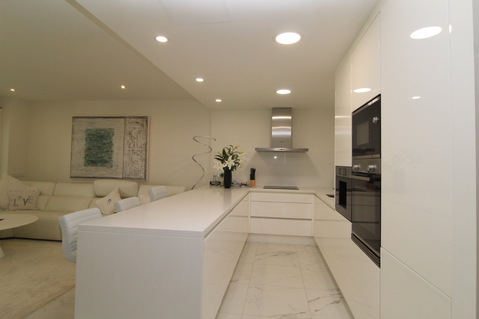 Cocina moderna con isla central y electrodomésticos integrados de alta calidad
