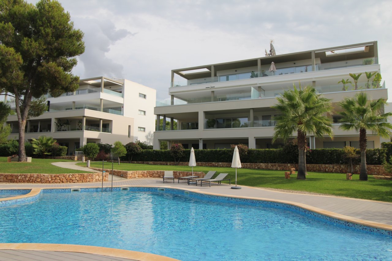 Complejo de piscinas de lujo con complejo residencial moderno y amplias áreas abiertas
