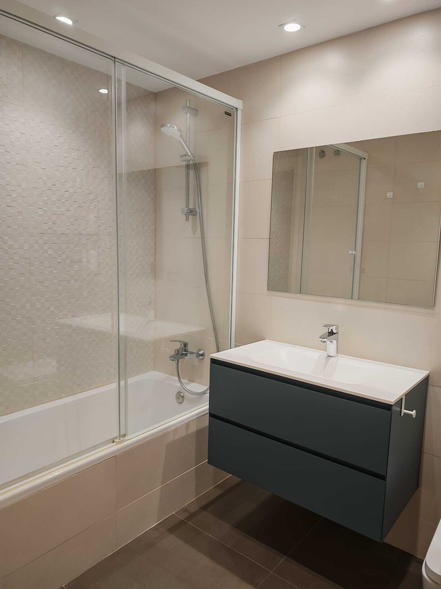 Baño moderno con ducha a ras de suelo, doble lavabo y espejo de alta calidad Baño moderno con ducha a ras de suelo, doble lavabo y espejo de alta calidad