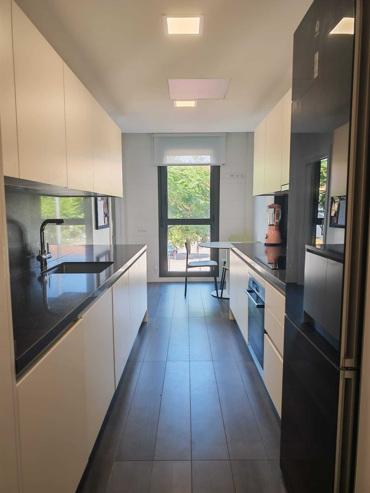 Cocina moderna de galeras con equipamiento de alta calidad y salida directa al exterior Cocina moderna de galeras con equipamiento de alta calidad y salida directa al exterior