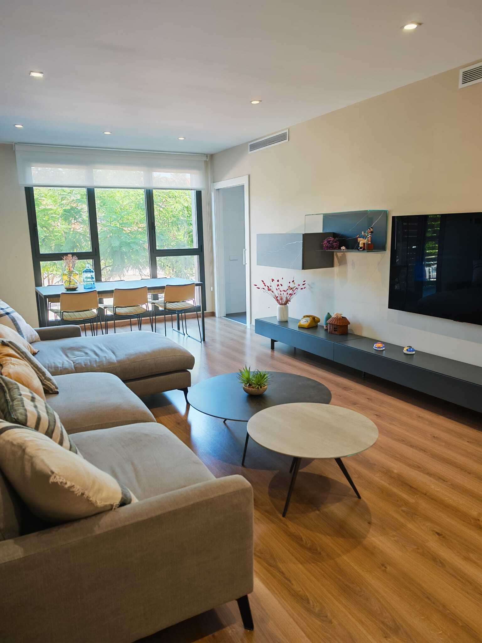 Salón luminoso con ventanas de suelo a techo, aire acondicionado y concepto de espacio flexible Salón luminoso con ventanas de suelo a techo, aire acondicionado y concepto de espacio flexible