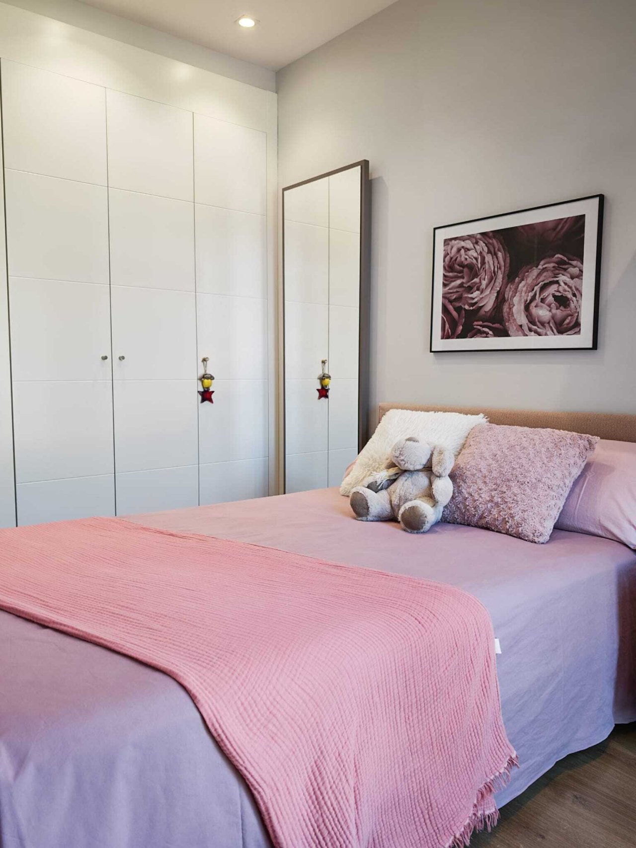 Habitación infantil con armarios empotrados prácticos y almacenamiento bien pensado Habitación infantil con armarios empotrados prácticos y almacenamiento bien pensado
