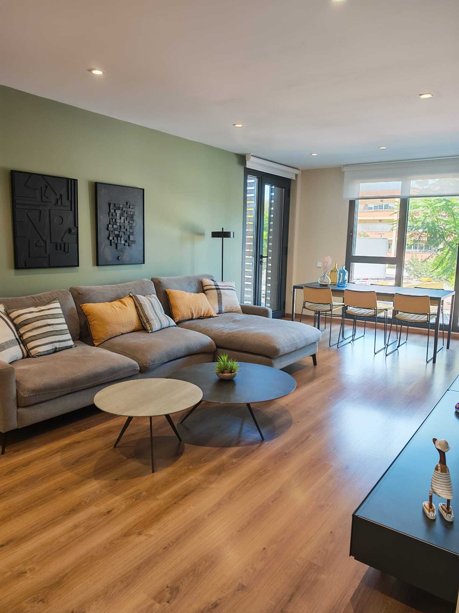 Zona de estar y comedor abierta con un diseño de espacio bien pensado y acceso directo a la terraza Zona de estar y comedor abierta con un diseño de espacio bien pensado y acceso directo a la terraza