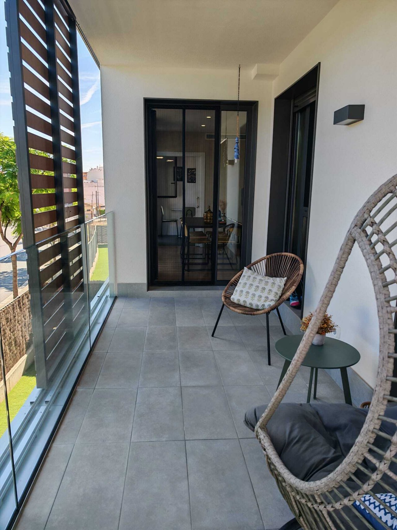 Terraza moderna con sistema de protección solar inteligente y acceso directo a la zona de estar Terraza moderna con sistema de protección solar inteligente y acceso directo a la zona de estar