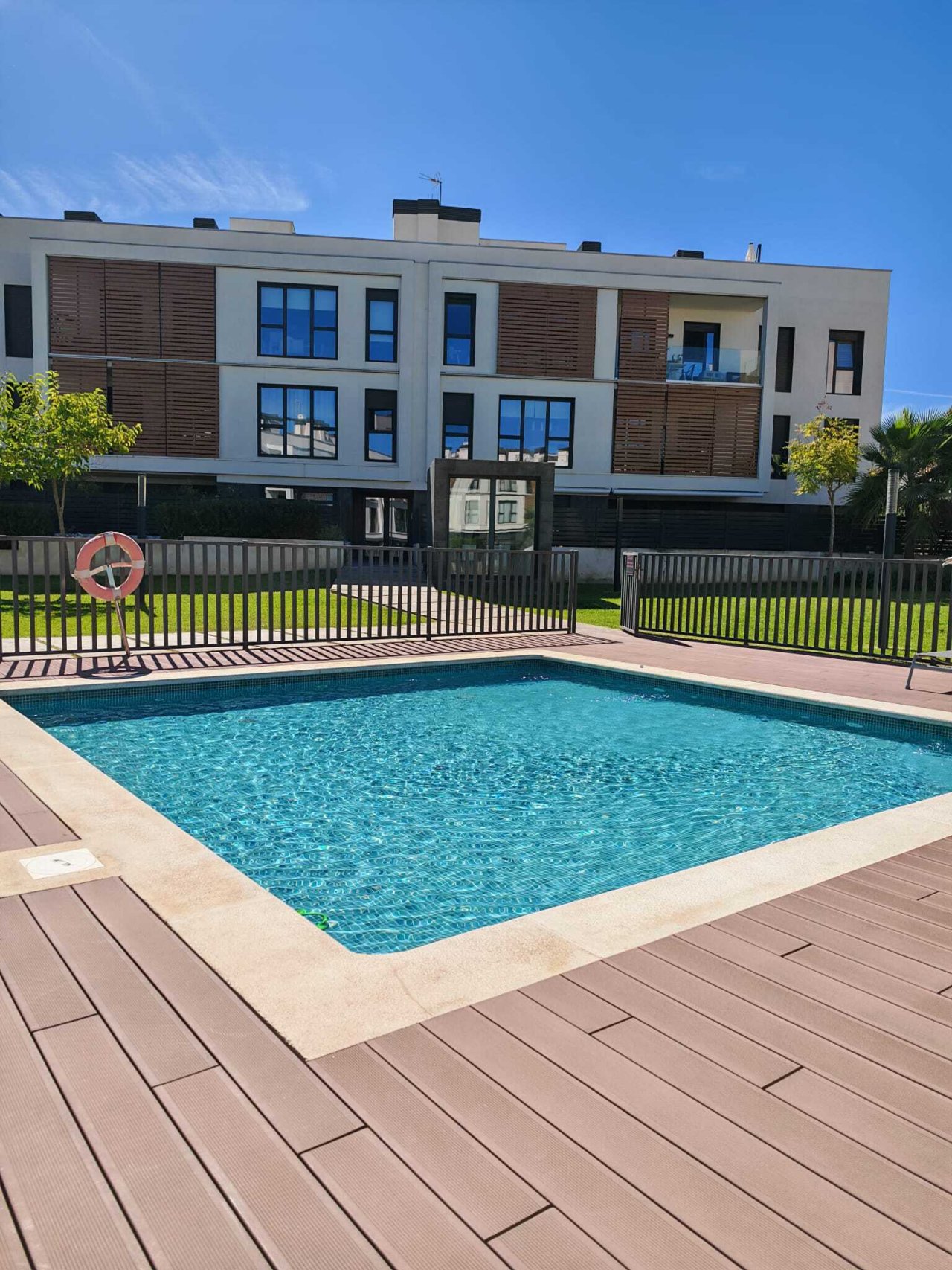 Piscina comunitaria exclusiva con valla de seguridad de alta calidad y conjunto residencial moderno Piscina comunitaria exclusiva con valla de seguridad de alta calidad y conjunto residencial moderno