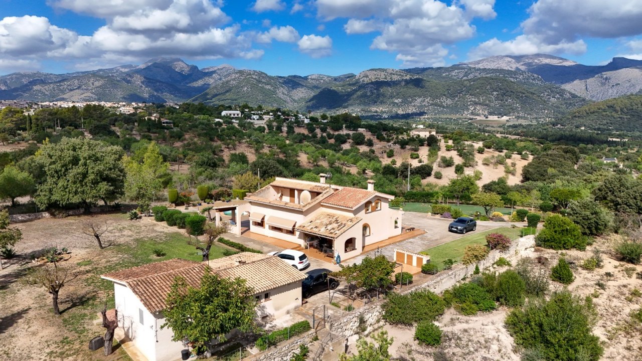 Villa señorial con piscina – Integrada armoniosamente en el paisaje