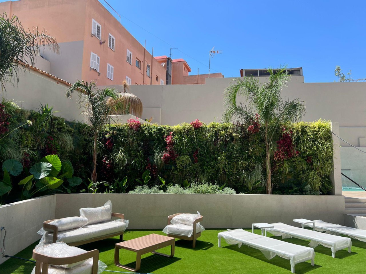 Área exterior privada con valla vegetal y zonas de lounge Área exterior privada con valla vegetal y zonas de lounge