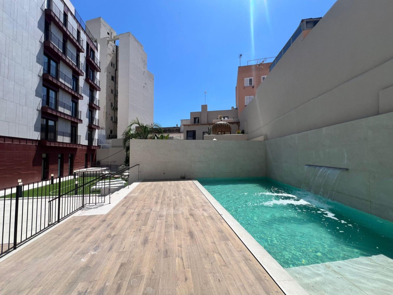 Moderna piscina con amplia terraza solárium y zona de relajación Moderna piscina con amplia terraza solárium y zona de relajación