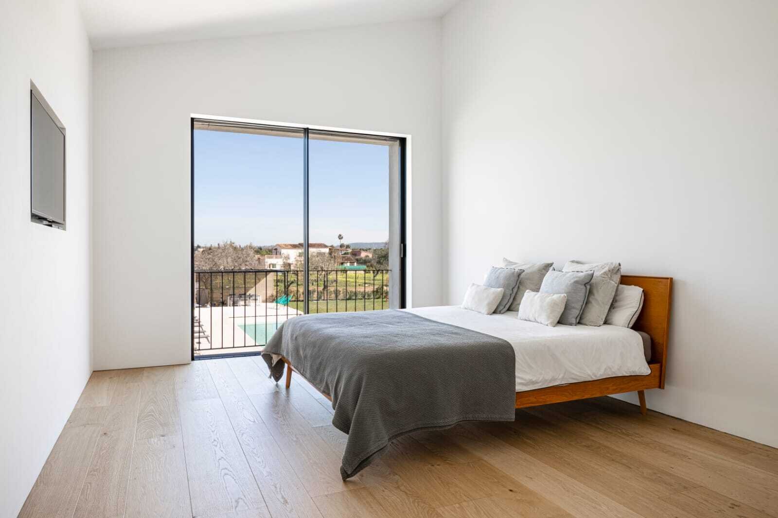 Habitación principal con puertas correderas de cristal francesas y acceso a balcón con vistas panorámicas Habitación principal con puertas correderas de cristal francesas y acceso a balcón con vistas panorámicas