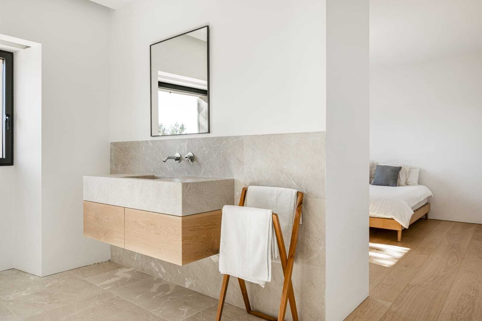Elegante baño con lavabo de piedra natural y un diseño cuidado de las áreas húmedas Elegante baño con lavabo de piedra natural y un diseño cuidado de las áreas húmedas