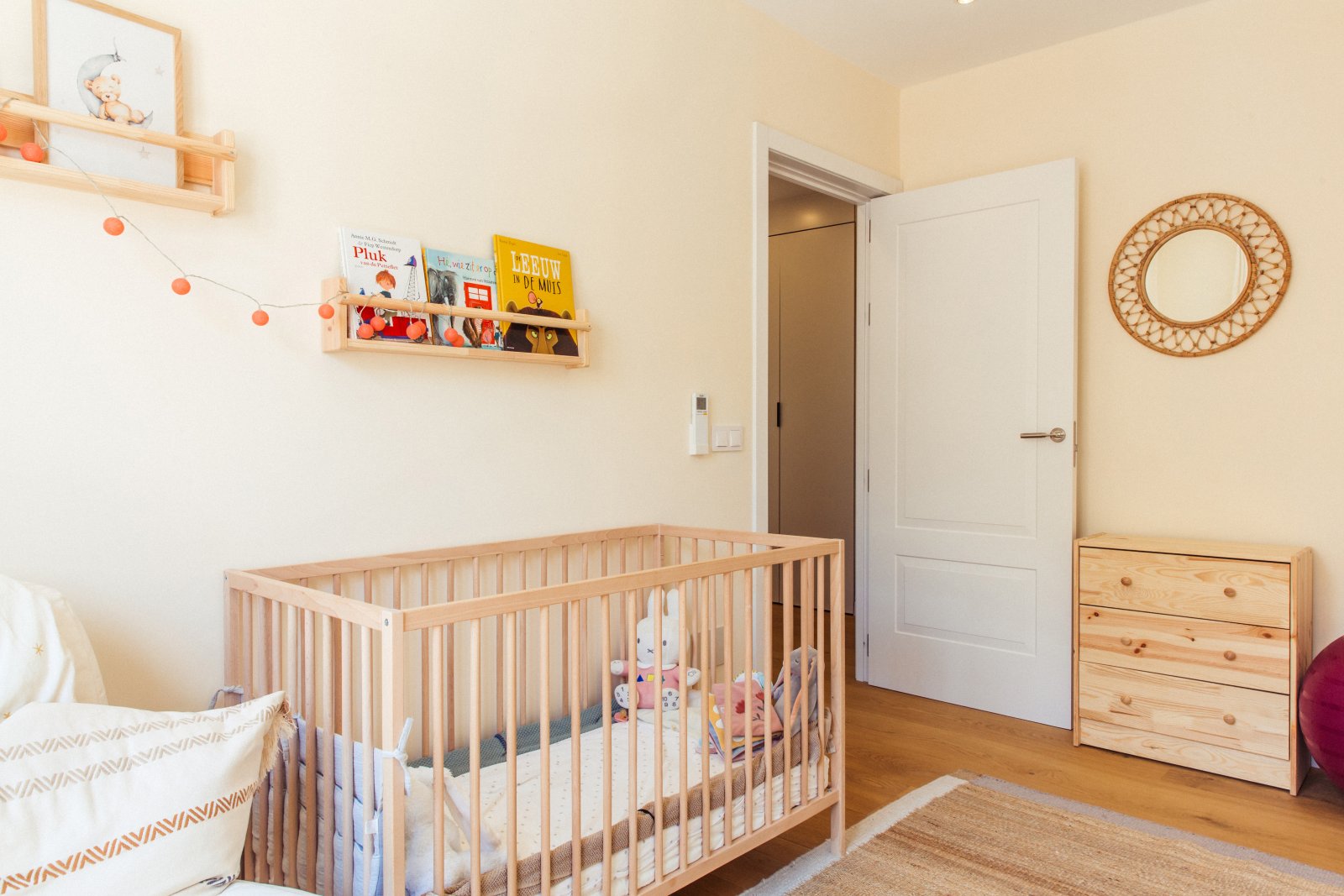 Habitación infantil luminosa con distribución práctica del espacio y soluciones de almacenamiento versátiles