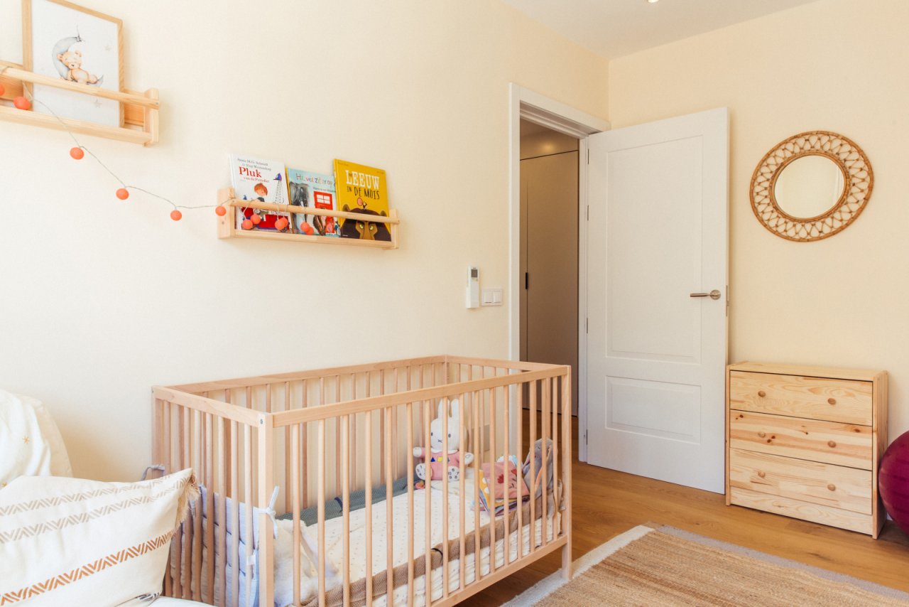 Habitación infantil luminosa con distribución práctica del espacio y soluciones de almacenamiento versátiles