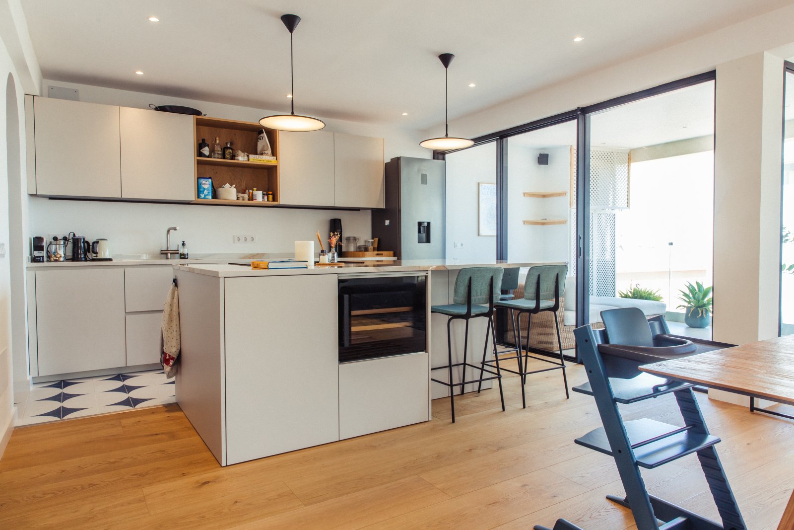 Cocina moderna con distribución inteligente del bloque de cocina y equipamiento de alta calidad