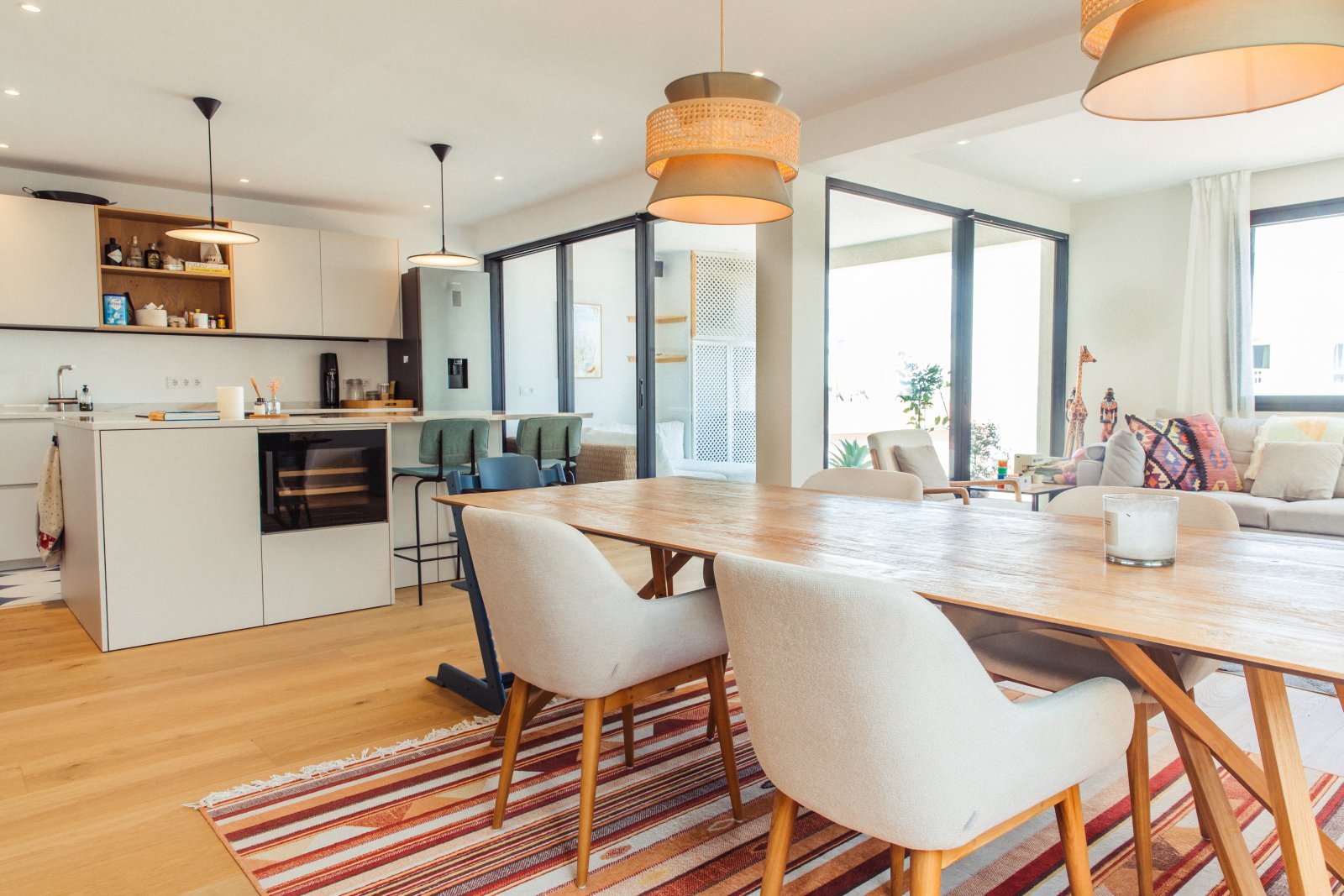 Cocina abierta con bloque de cocina bien pensado y ventanas de gran tamaño para máxima luminosidad