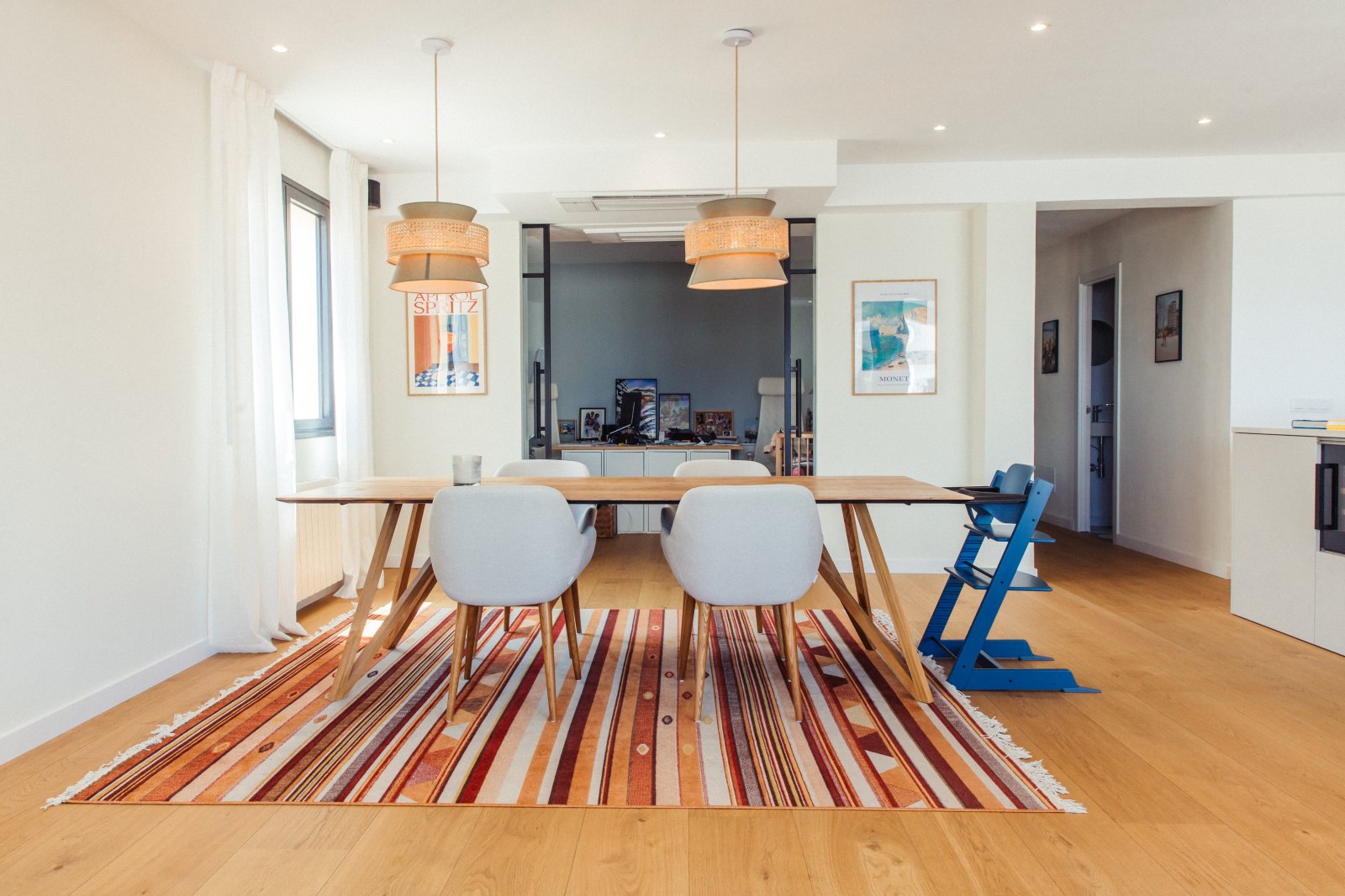 Espacio abierto de vivienda con división inteligente de zonas y concepto de iluminación profesional