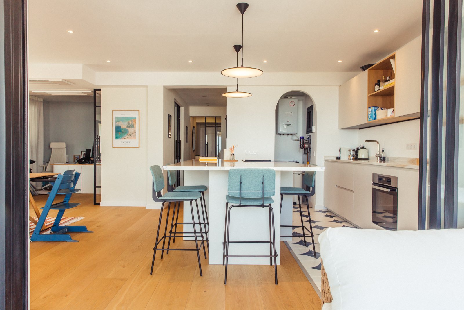 Cocina moderna con barra central, zona de lavado integrada y solución inteligente de almacenamiento