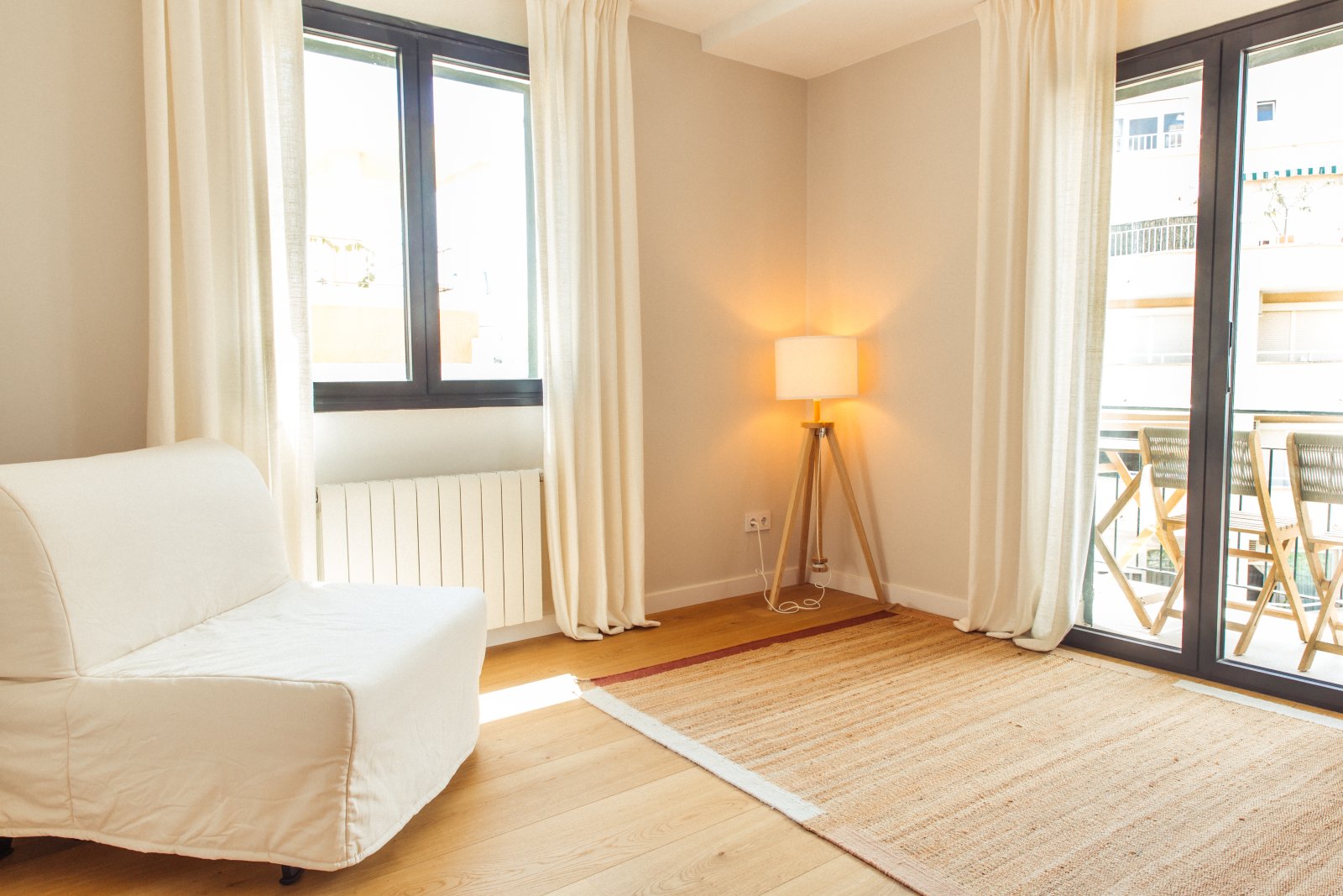 Habitación luminosa con ventanas de doble acristalamiento y sistema de calefacción moderno