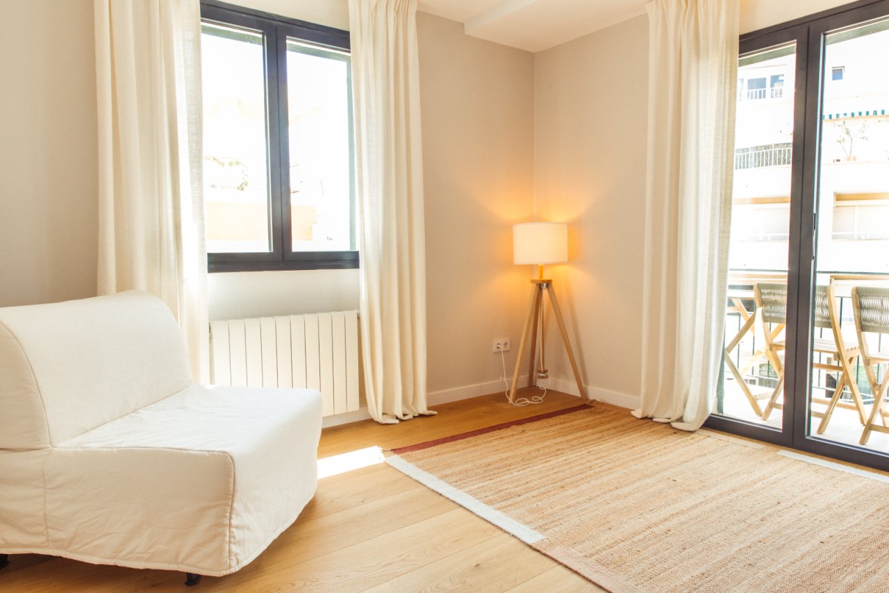 Habitación luminosa con ventanas de doble acristalamiento y sistema de calefacción moderno