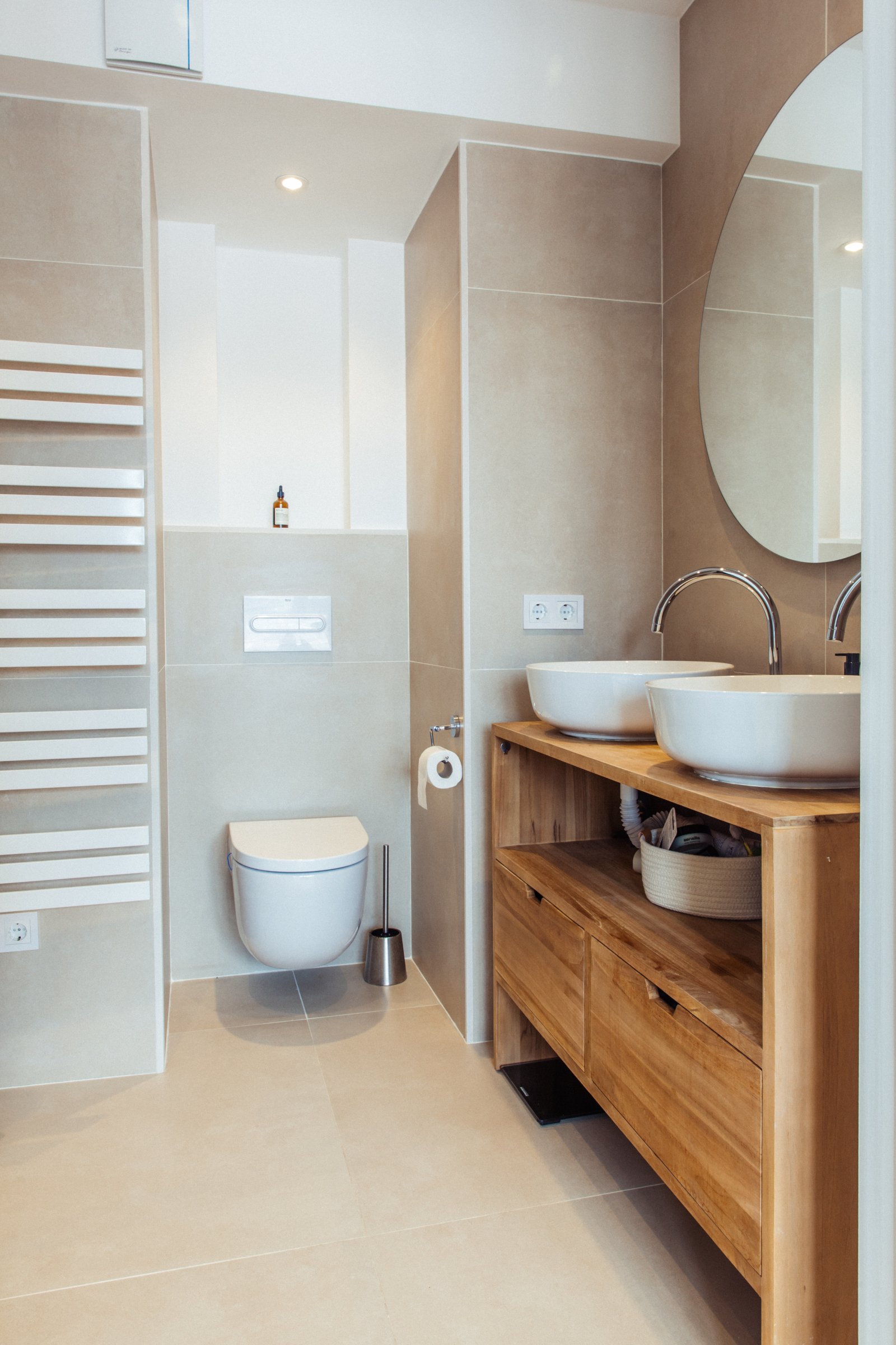 Baño moderno con doble lavabo, ducha a nivel del suelo e integración de iluminación inteligente