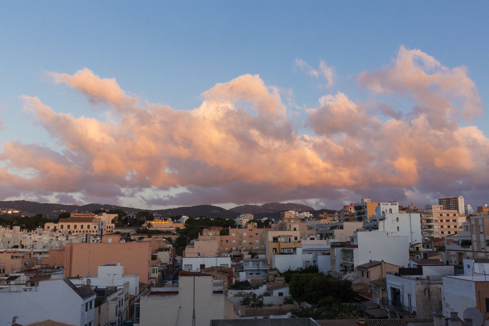 Impresionante vista de la ciudad y las montañas circundantes, ubicación perfecta con vista panorámica