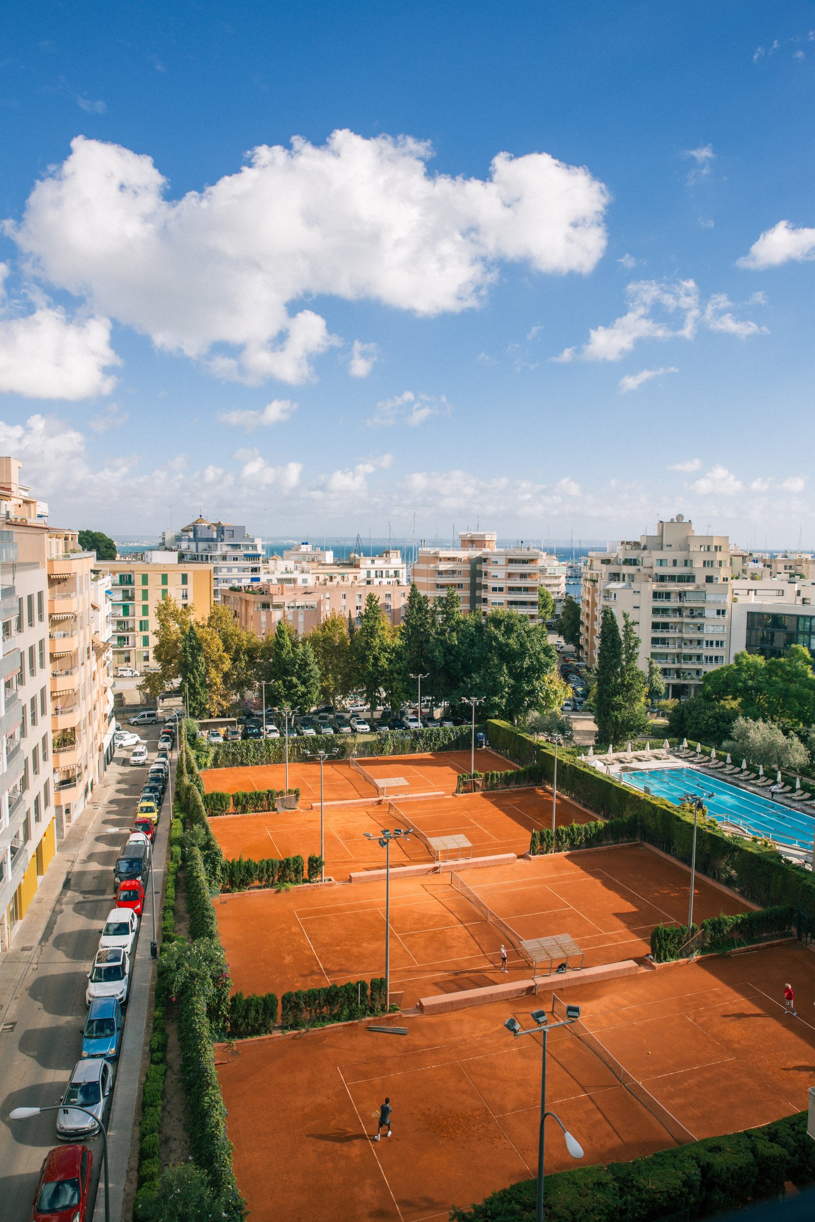 Instalación deportiva de ocio con pistas de tenis profesionales y zona de piscina – ubicación residencial ideal con valor recreativo