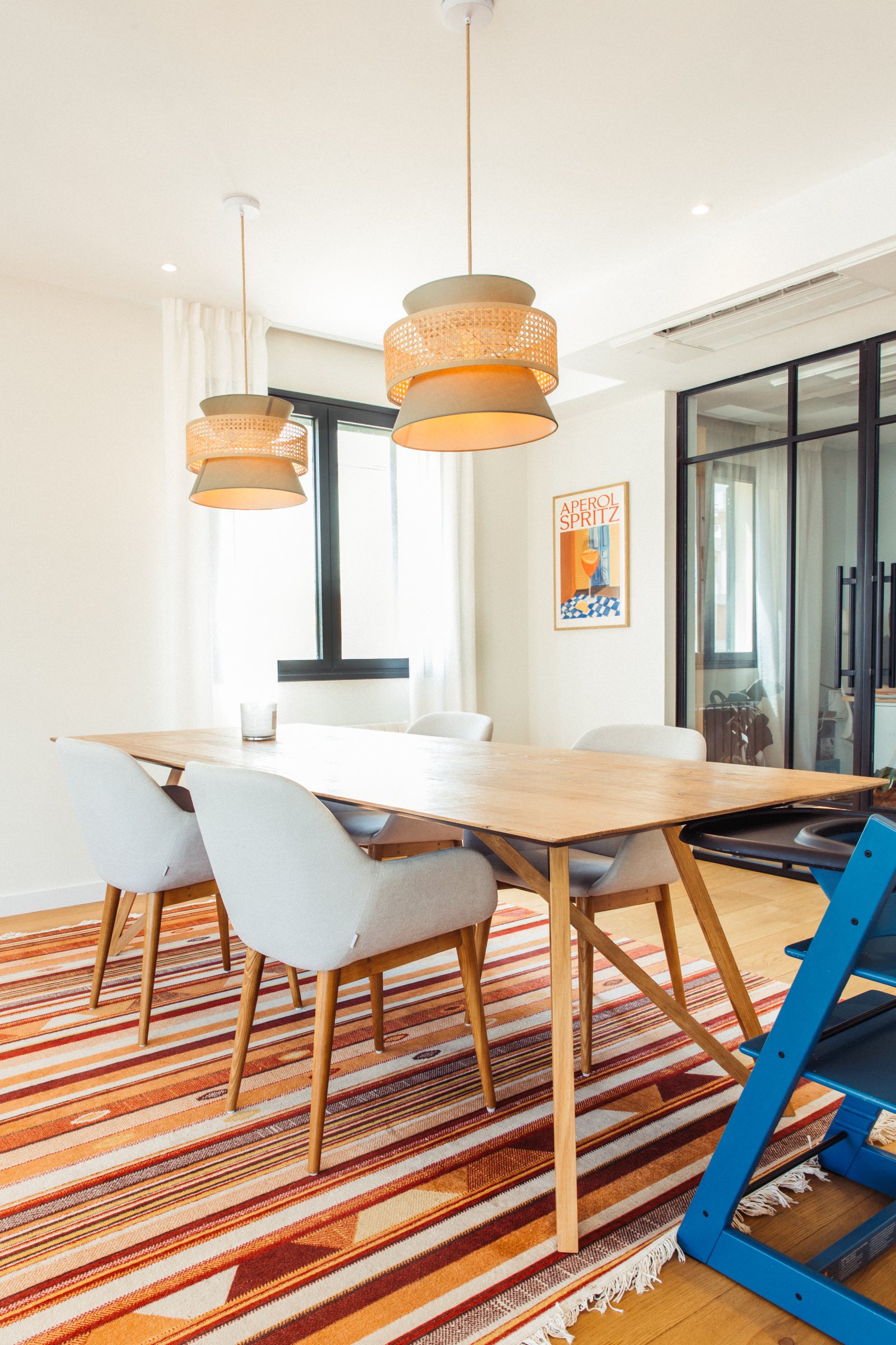 Elegante zona de comedor con iluminación colgante de alta calidad y concepto de espacio abierto