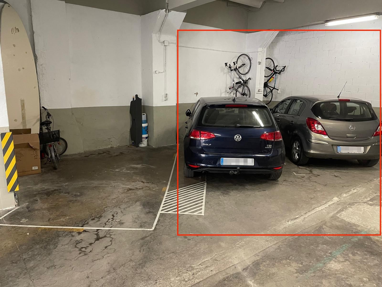 Garaje subterráneo práctico con uso óptimo del espacio y área adicional de almacenamiento